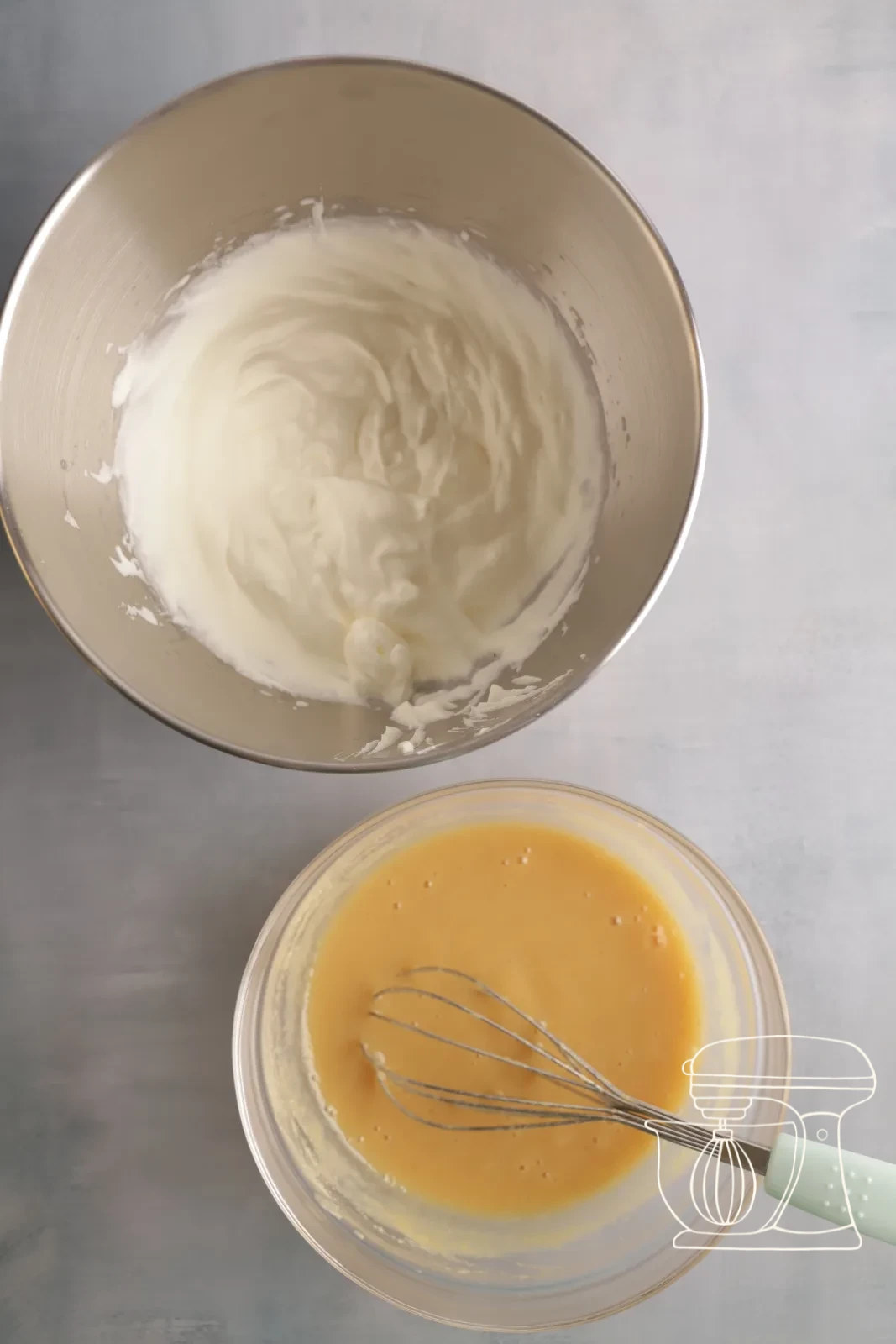 La purea e la panna montata vengono unite nella mousse