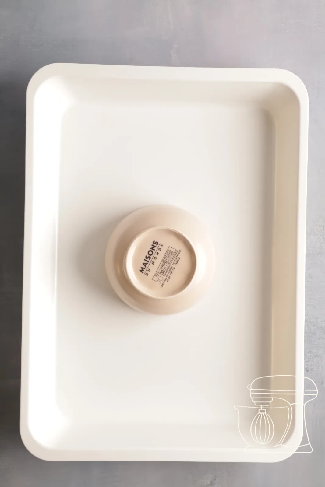 Il dessert congelato è posato sul bicchiere sopra il contenitore