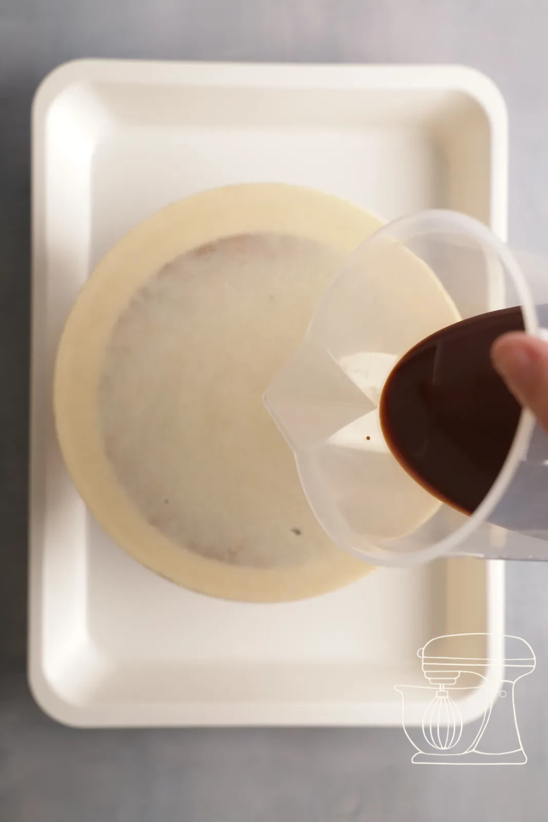 La glassa a specchio cola sul dessert congelato