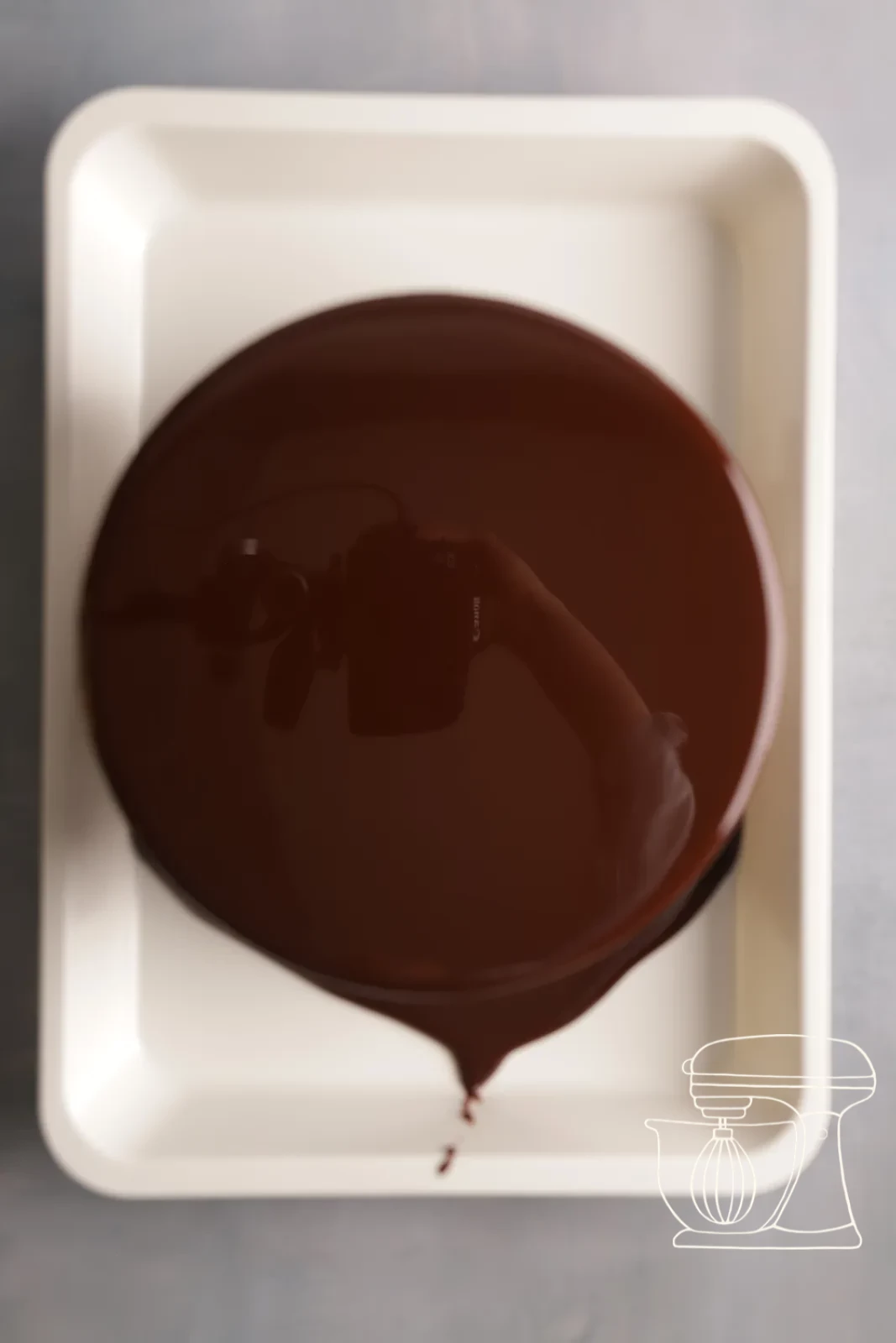 La glassa a specchio cola sul dessert congelato