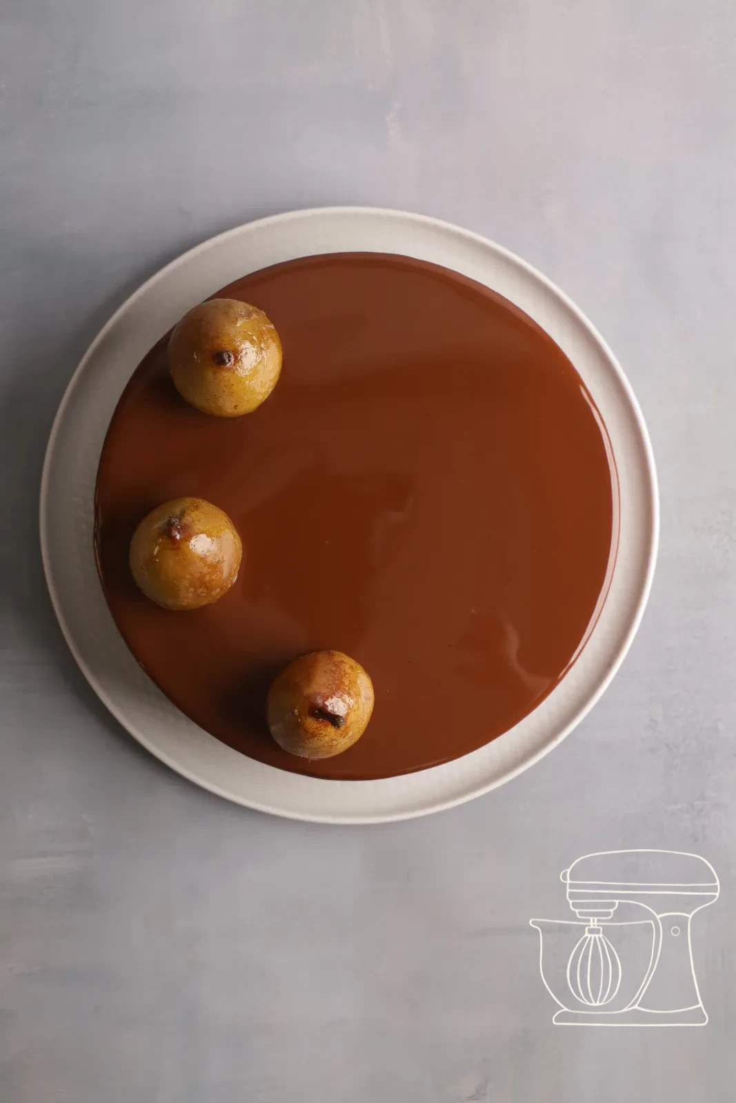 L'entremet finito con pere e scaglie di cioccolato