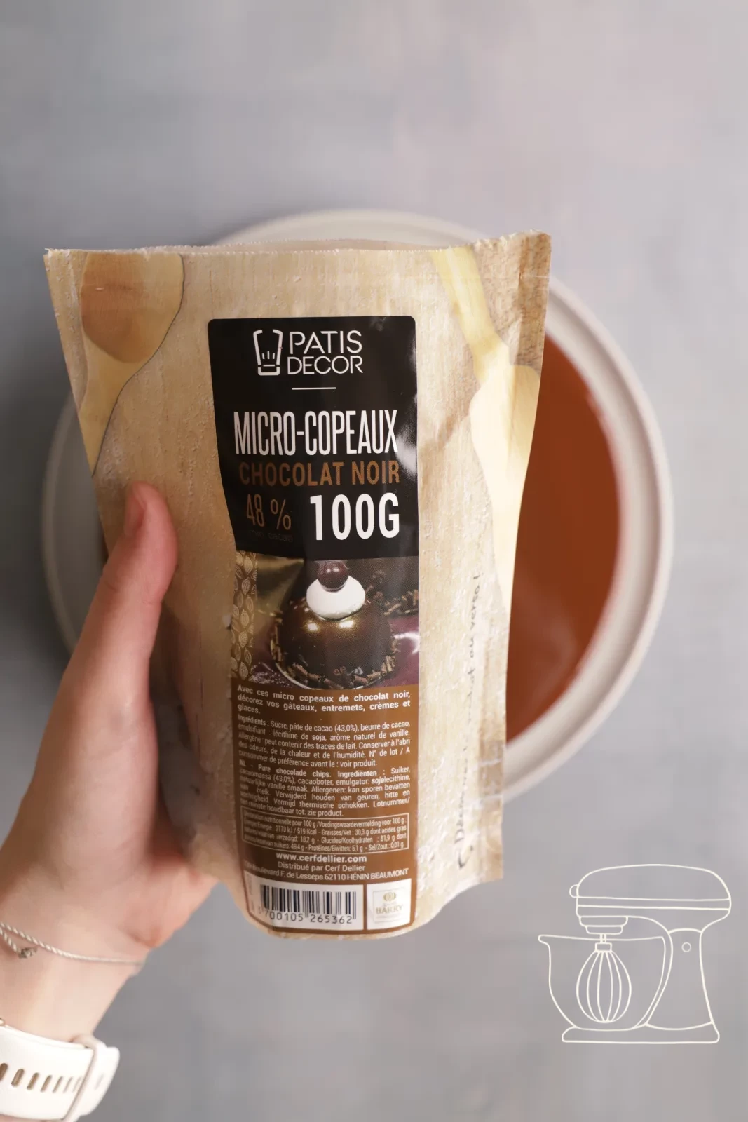 L'entremet finito con pere e scaglie di cioccolato