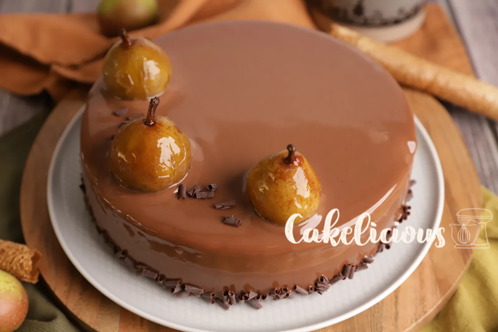 Entremet di pere selvatiche con glassa a specchio e pere allo sciroppo