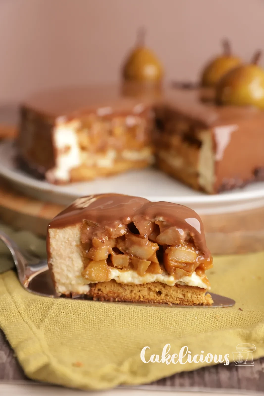Entremet di pere Büscheli con glassa a specchio e pere in Sciroppo