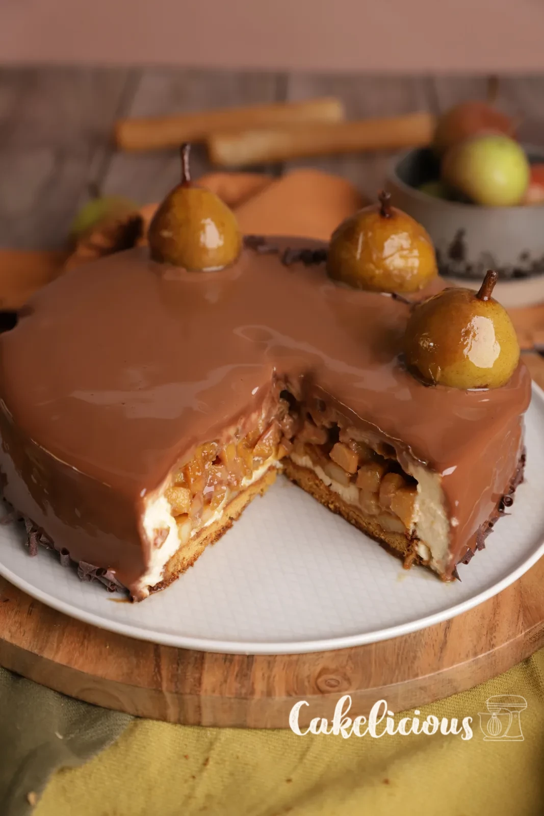 Entremet di pere Büscheli con glassa a specchio e pere in Sciroppo