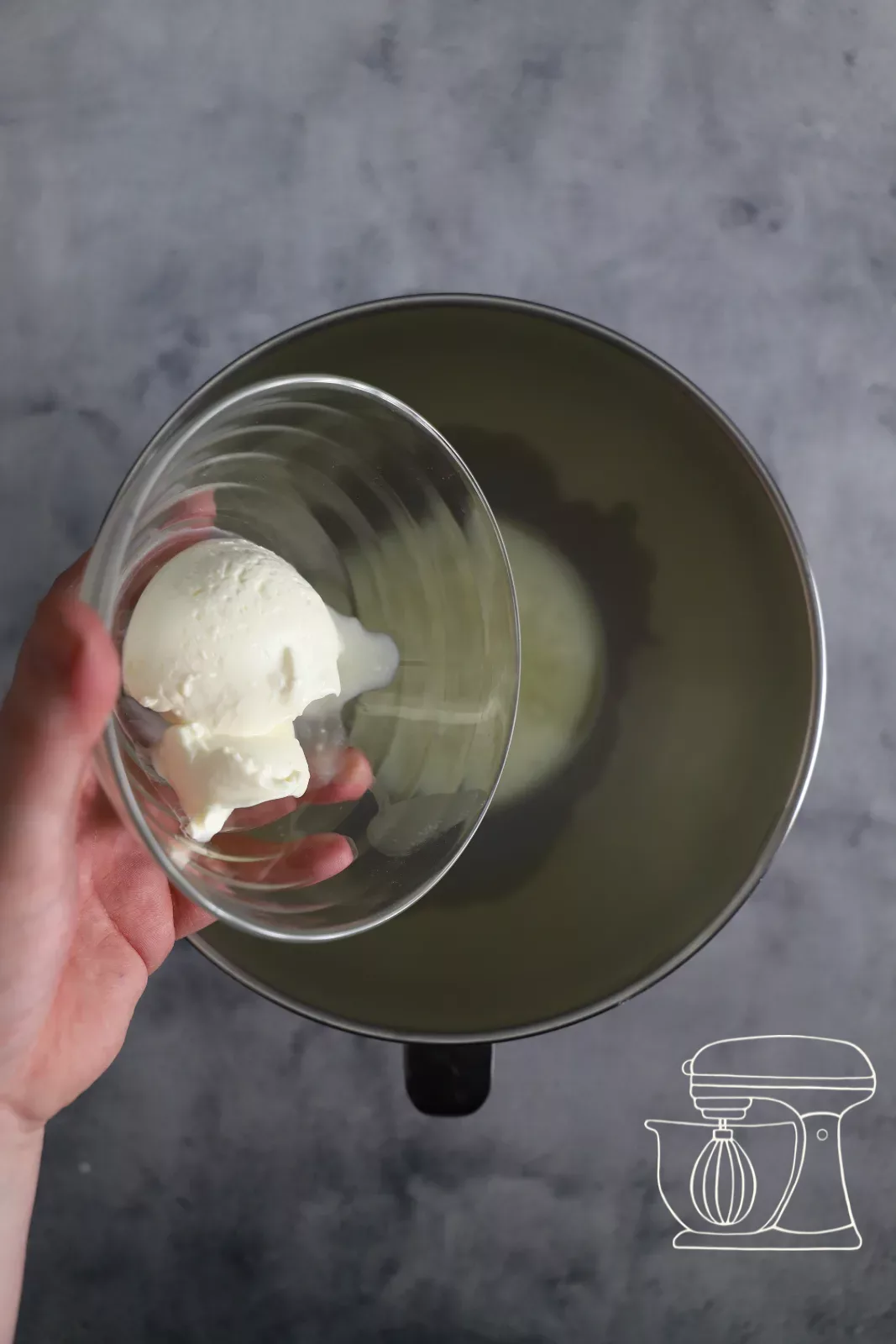 Crème fraîche zur Milch geben