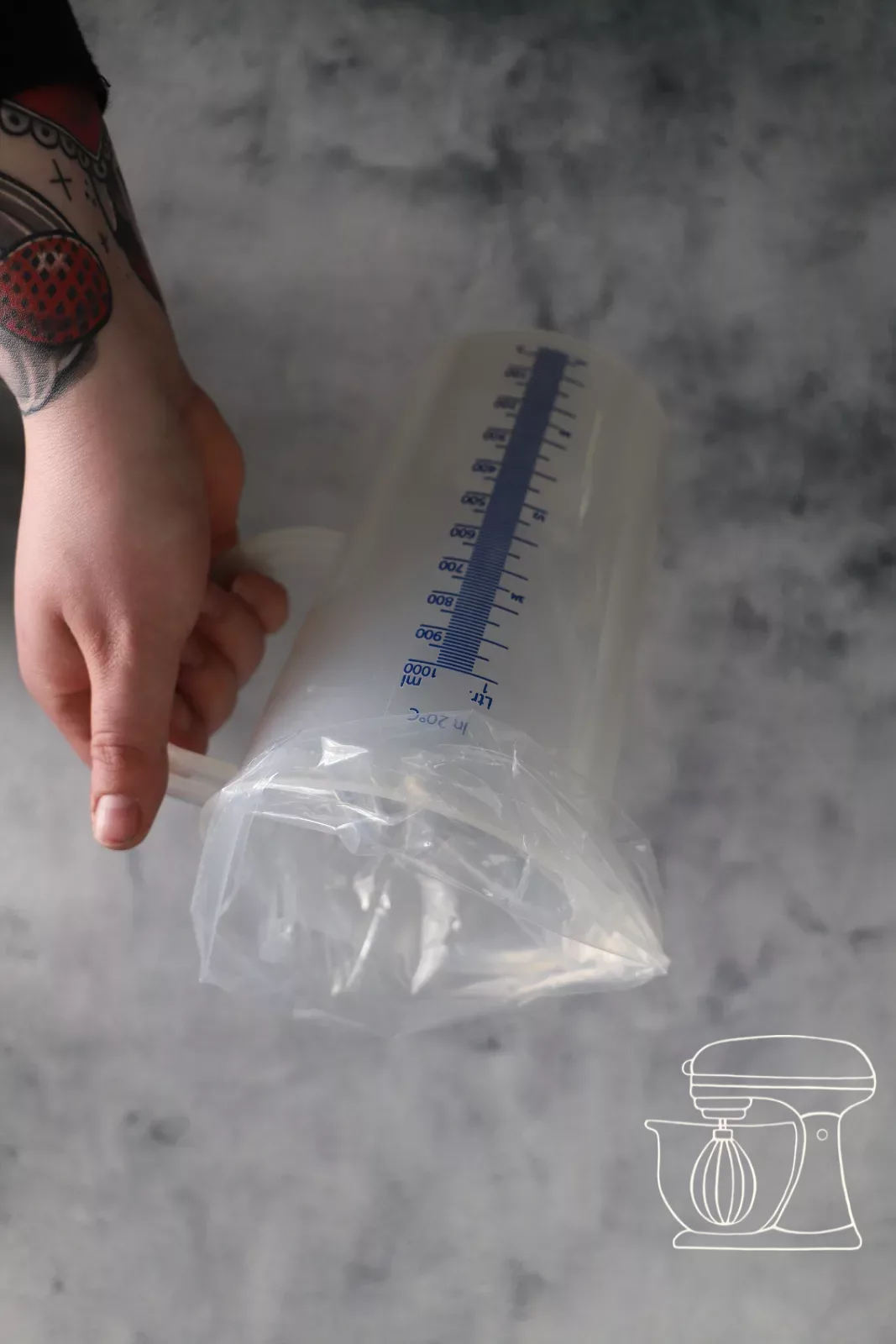 Spritzbeutel über einen Messbecher stülpen