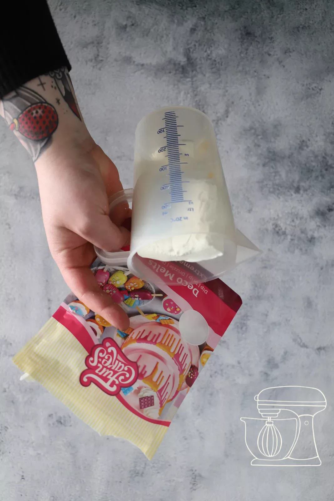 Weisse Deco Melts in den Messbecher geben
