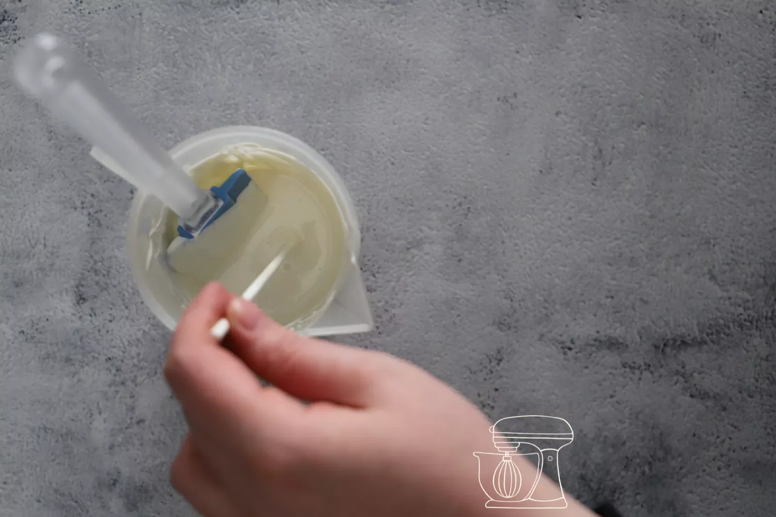 Stiel in die weissen Melts tauchen