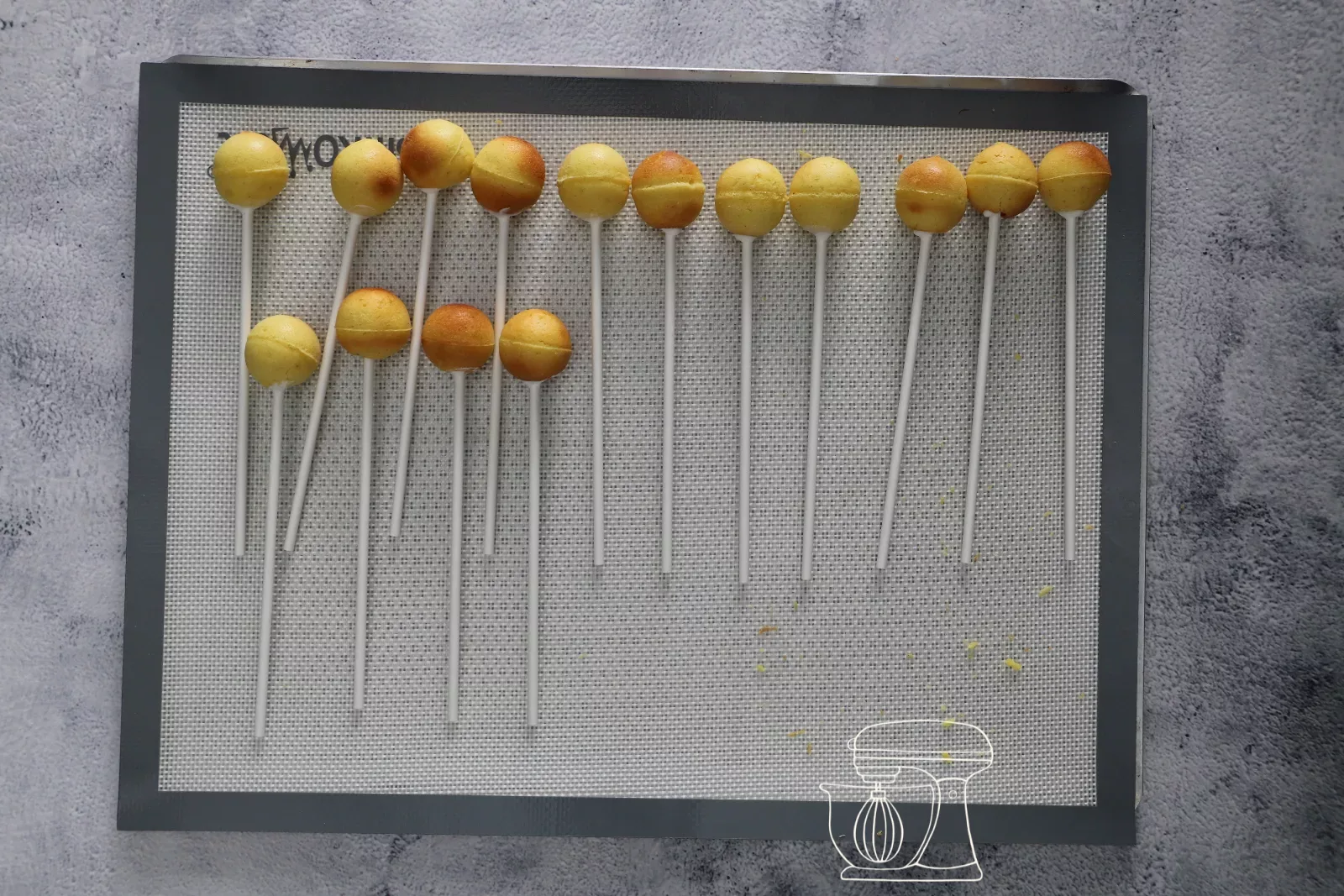 Cake Pops am Stiel auf der Silikonmatte