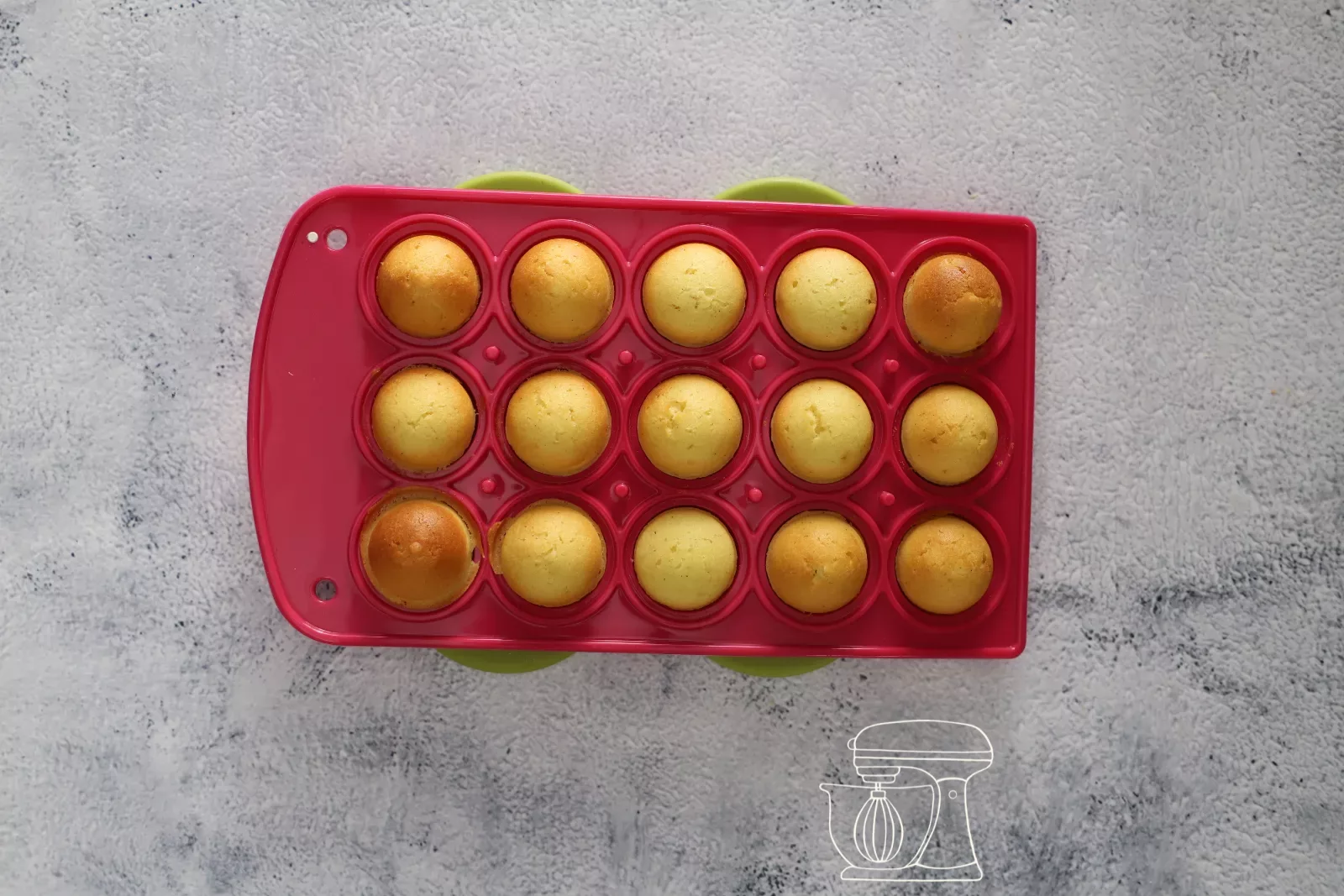 Goldbraun gebackene Cake Pops in der Form