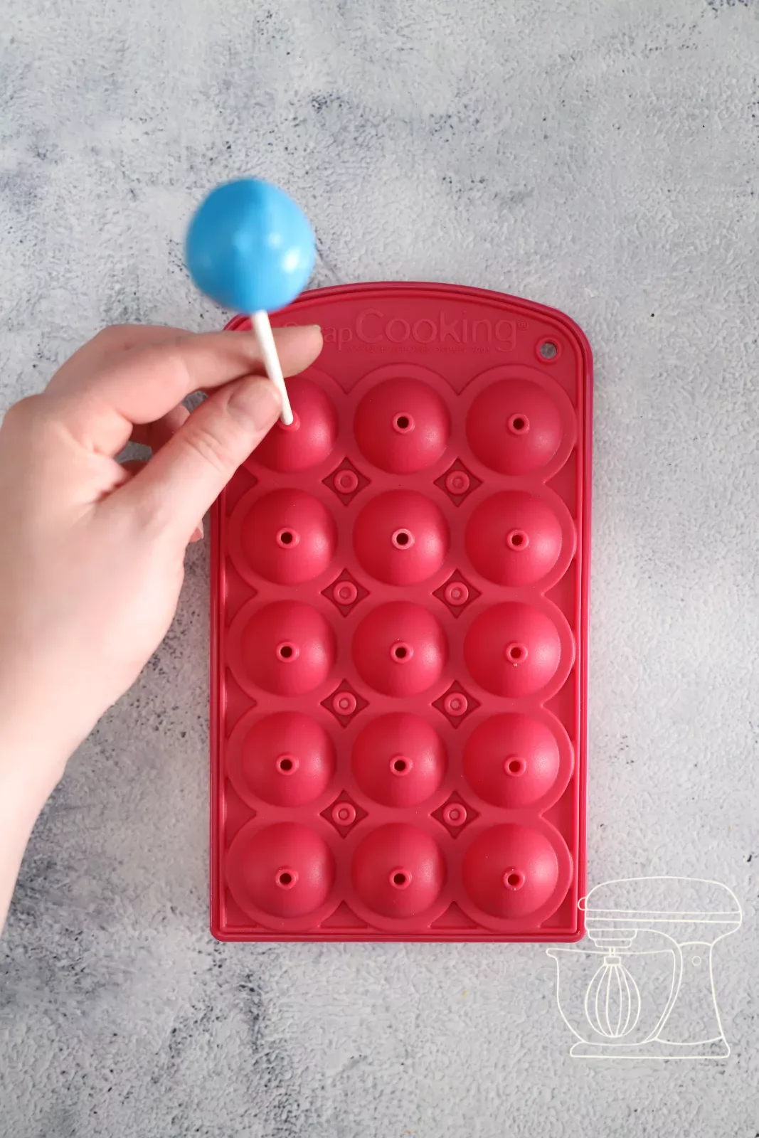 Glasierten Cake Pop in die Form stecken