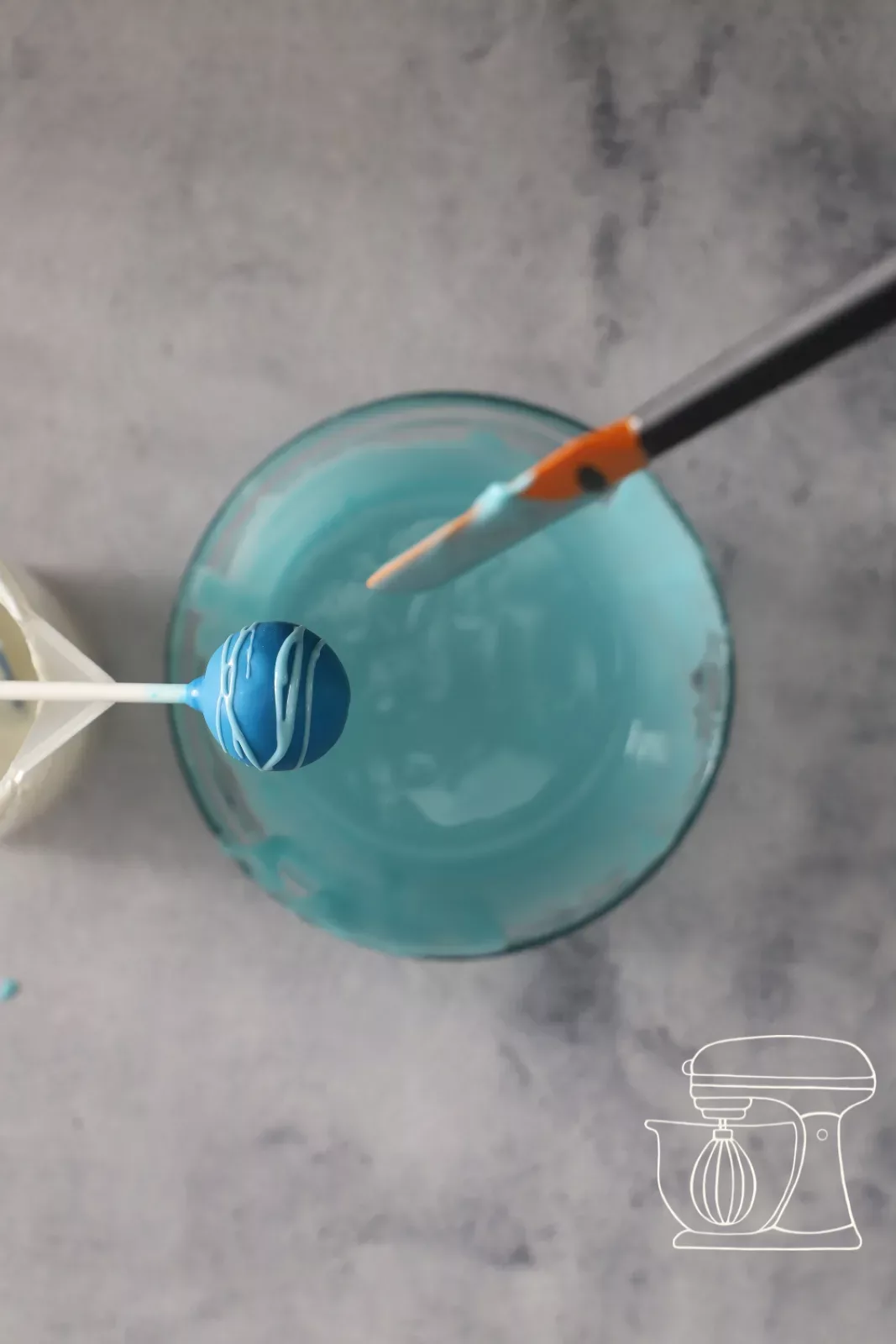 Glasur über den Cake Pop fliessen lassen