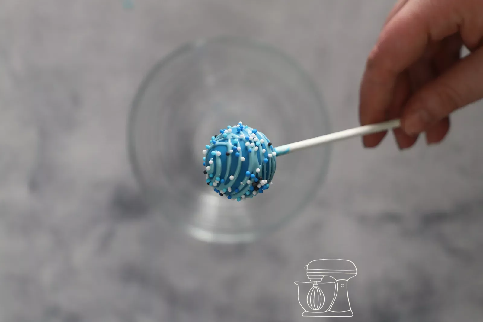 Cake Pop mit blauen Zuckerperlen