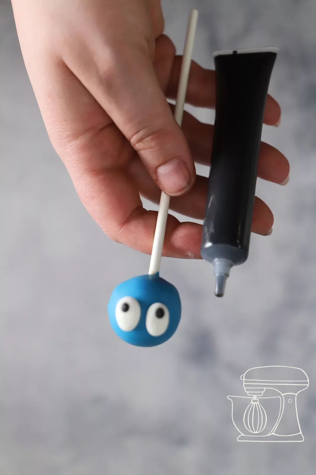 Schnurrbart mit dem schwarzen Stift zeichnen