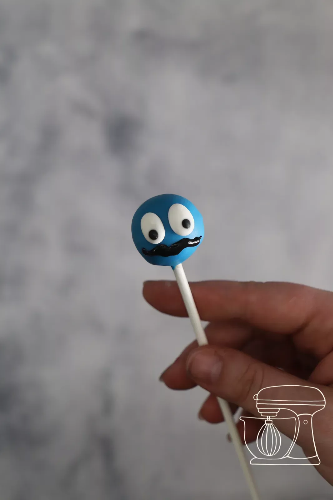 Cake Pop mit Augen und Schnurrbart