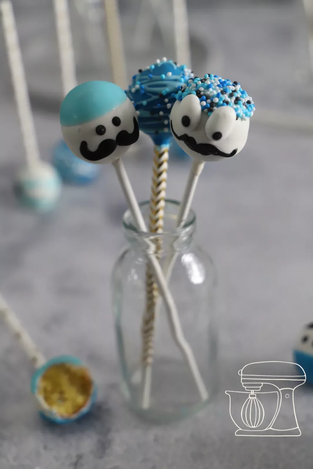 Verzierte Cake Pops in der Glasflasche