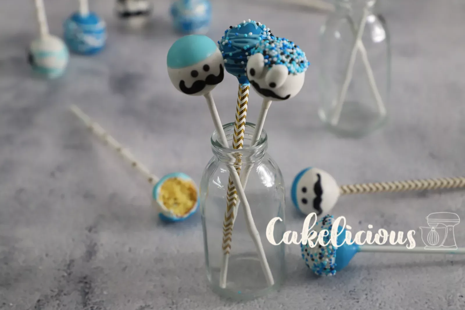 Cake Pops mit Schnurrbart und Papierstrohhalmen