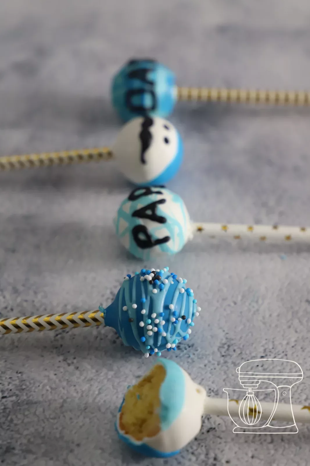 Fertige Cake Pops mit Papierstrohhalmen