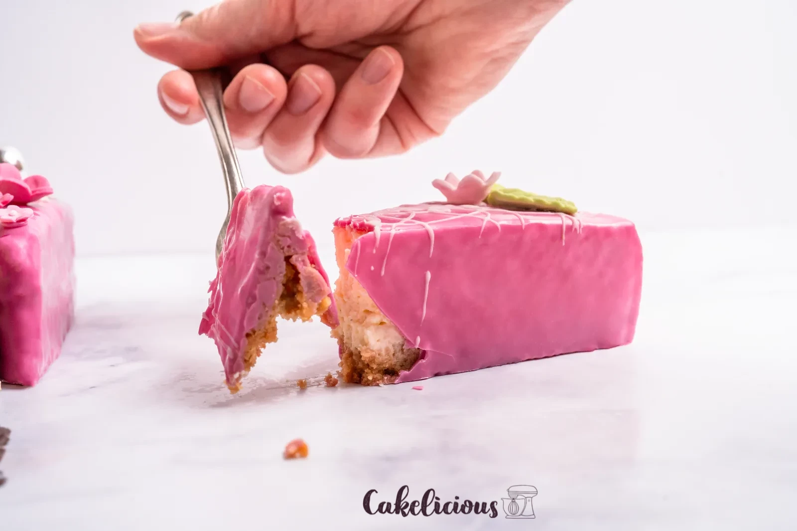 Dodici pezzi di cheesecake glassati sullo stecco, disposti in cerchio sul marmo