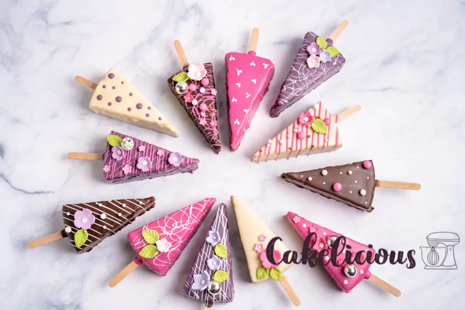 Dodici pezzi di cheesecake glassati sullo stecco, disposti in cerchio sul marmo