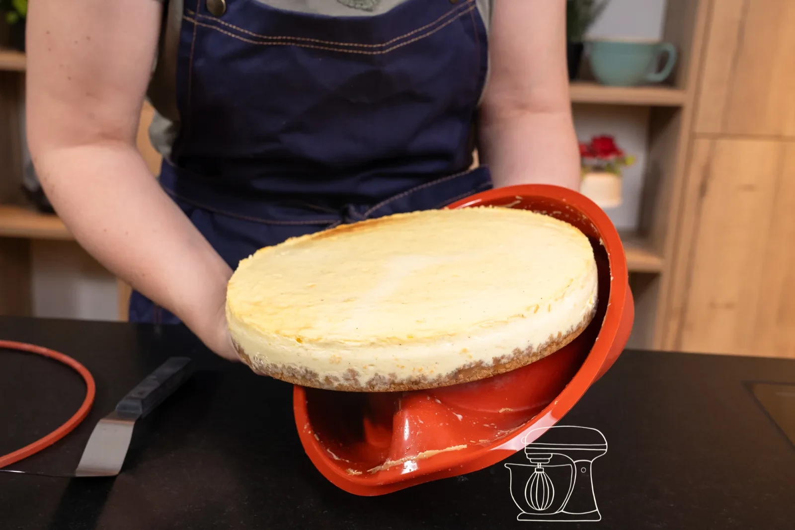La cheesecake fredda viene sformata dallo Stampo in silicone