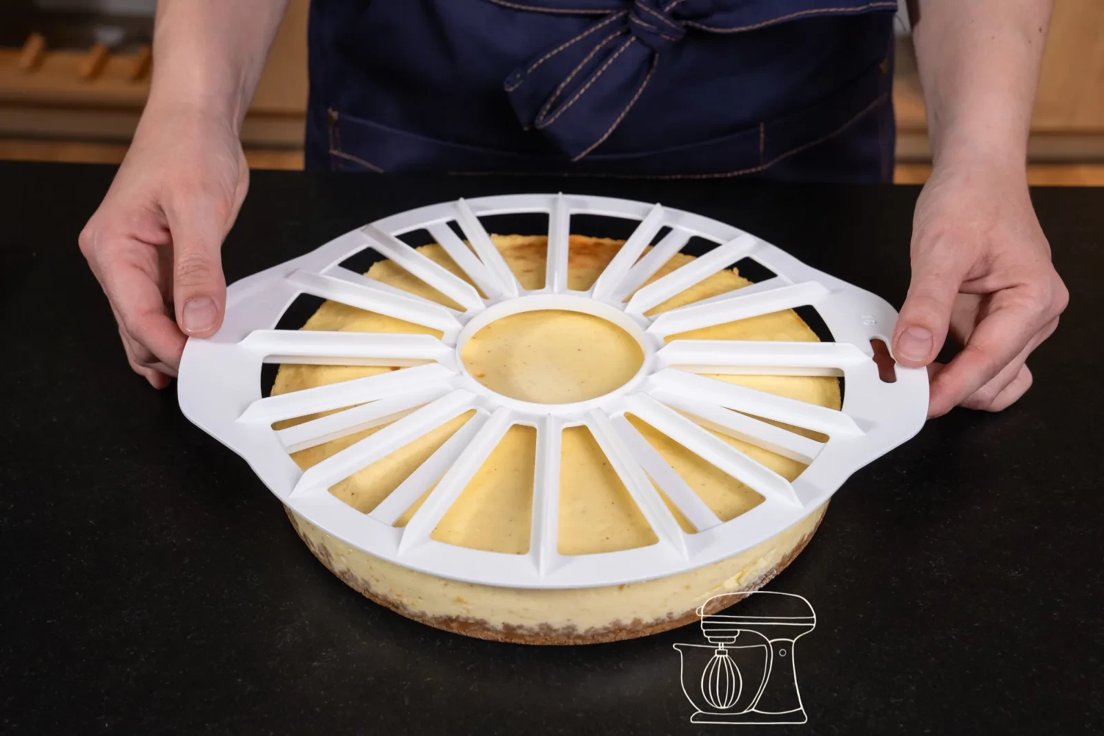 Il divisore per torte è appoggiato sul cheesecake freddo