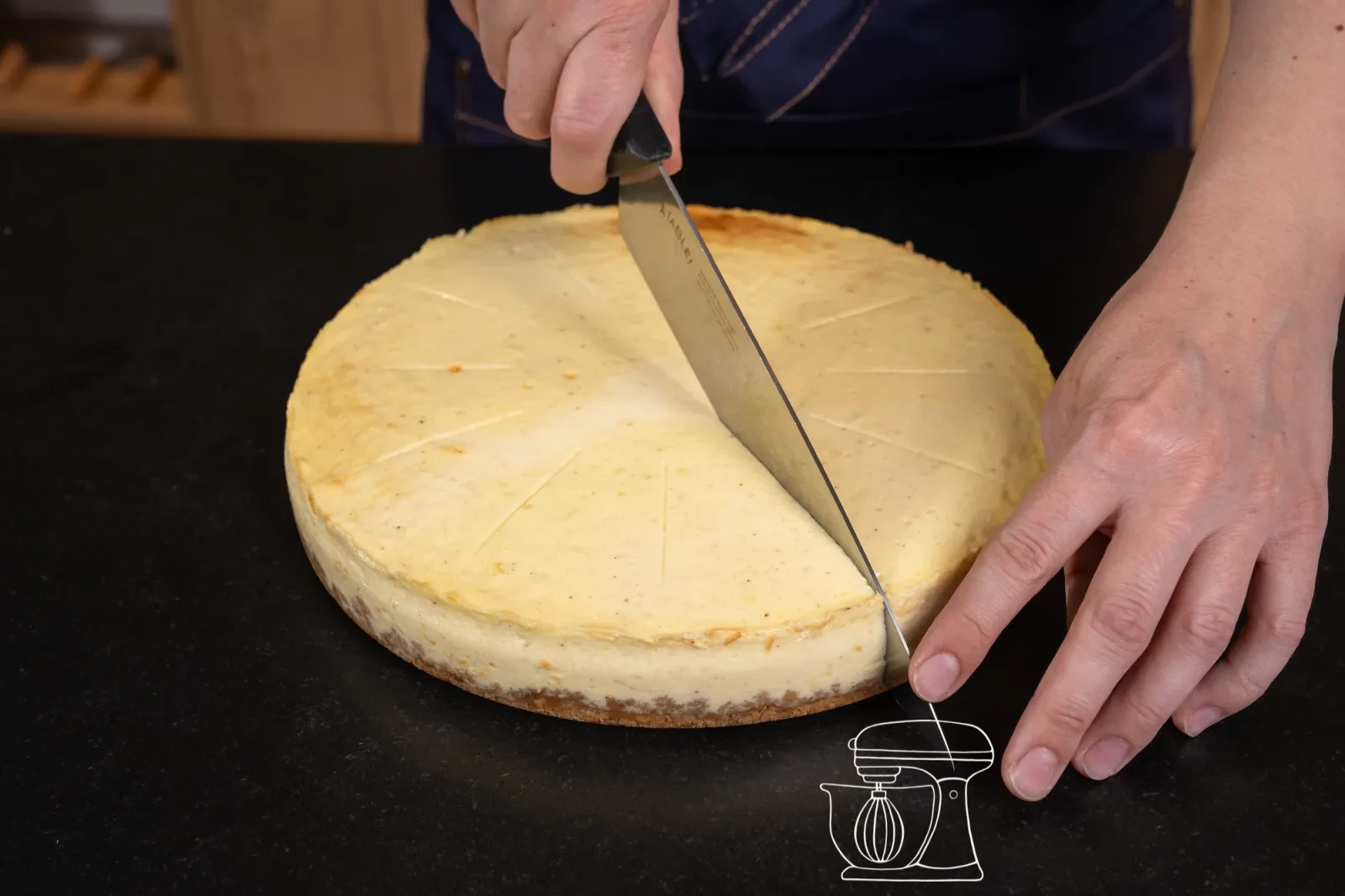 Il cheesecake viene dimezzato con un coltello lungo