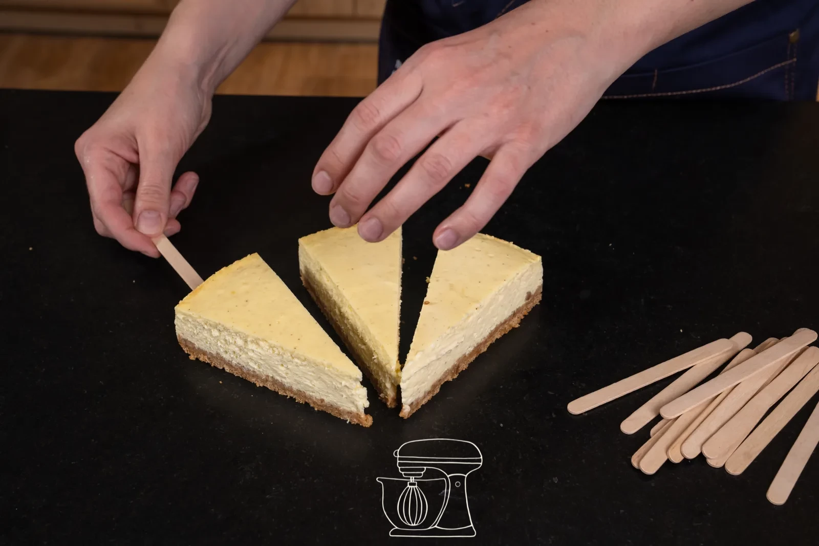 I singoli pezzi di cheesecake con gli stecchi di legno accanto