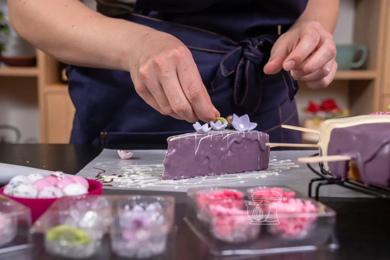 Fiori in zucchero vengono posati su un pezzo viola