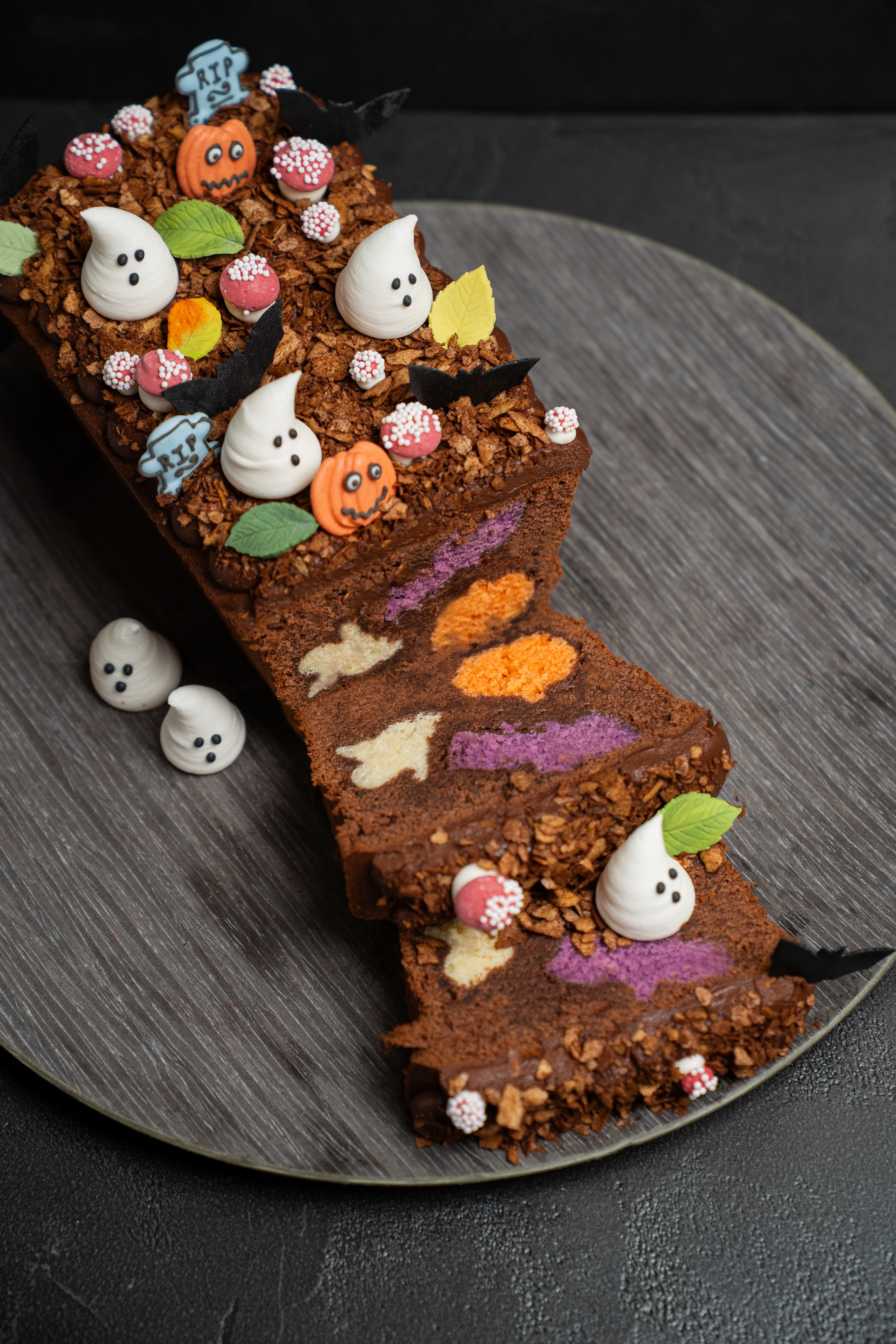 Aufgeschnittener Halloween-Marmorkuchen auf dunklem Teller