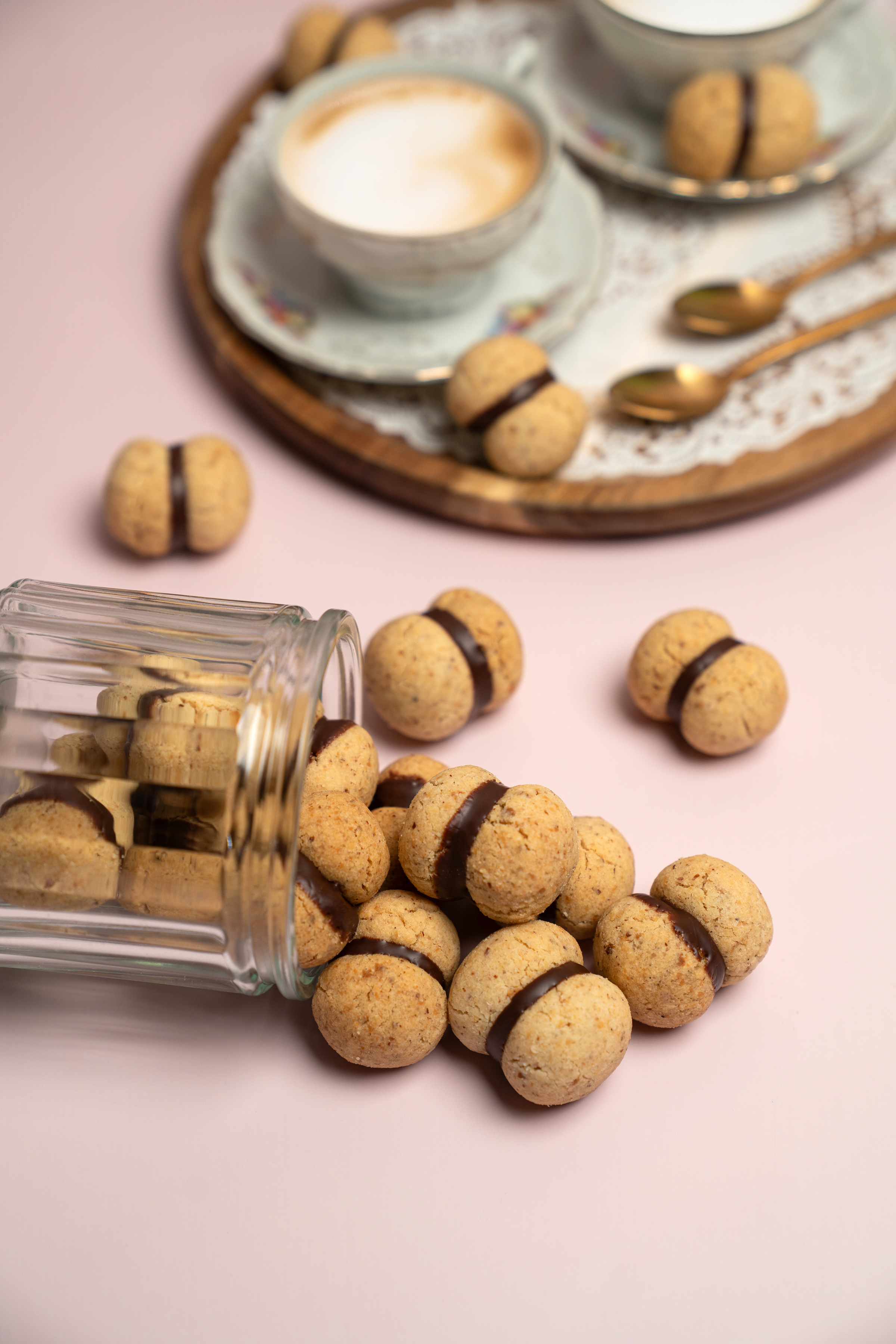 Baci di dama sur une assiette à fleurs, en gros plan