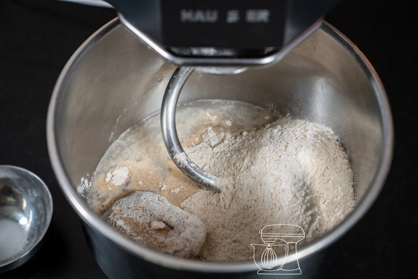 Farina integrale di farro, brühstück e lievito vengono aggiunti all'acqua nel recipiente