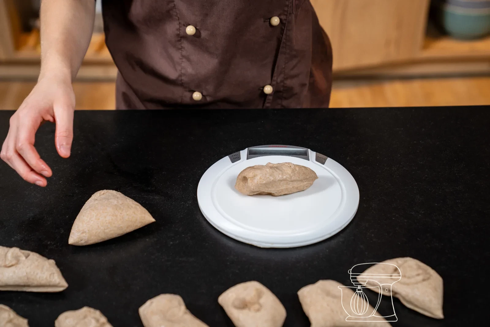 L'impasto viene pesato in dieci pezzi da 80 g