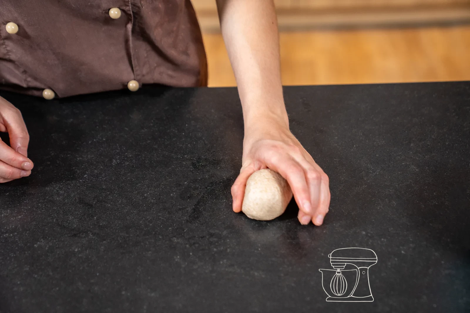 Con movimenti circolari della mano si formano palline di impasto uniformi