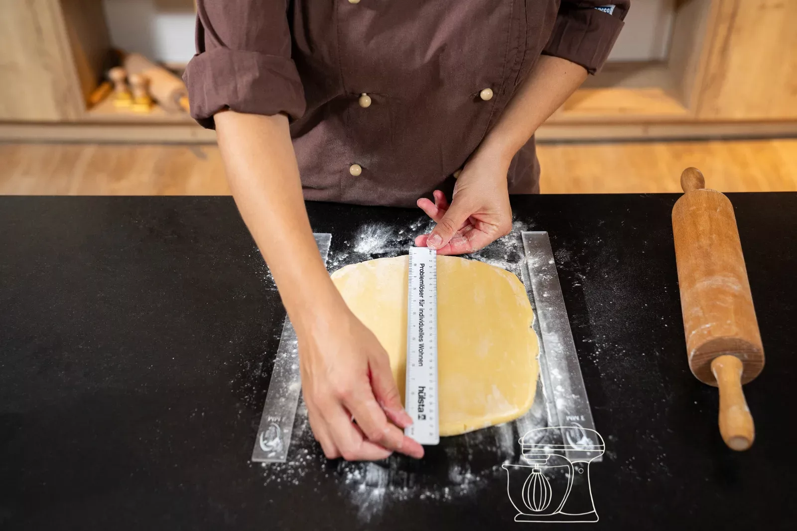 The width of the rolled-out shortcrust pastry is measured to 25 cm with a ruler
