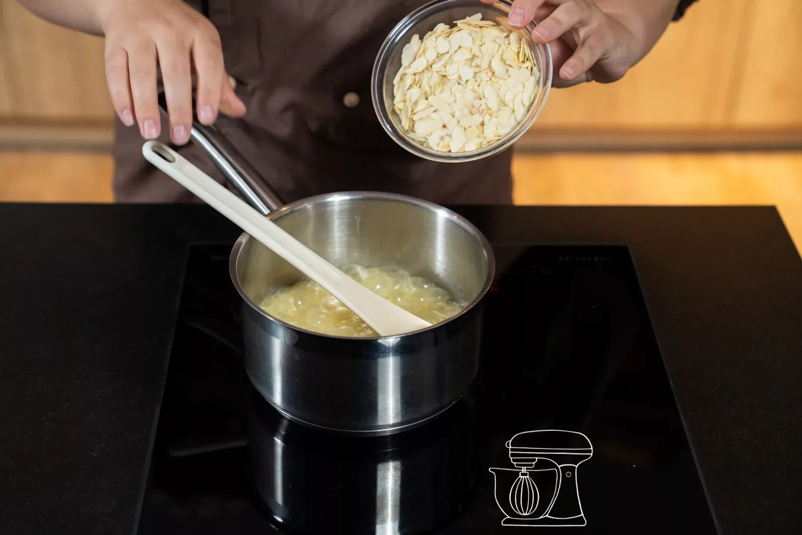 Ajouter les amandes effilées dans la masse au caramel