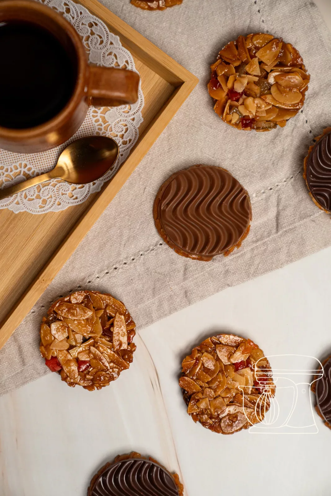Florentins avec un fond de chocolat ondulé à côté d'une tasse de café