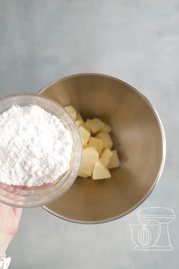 Puderzucker zur Butter geben