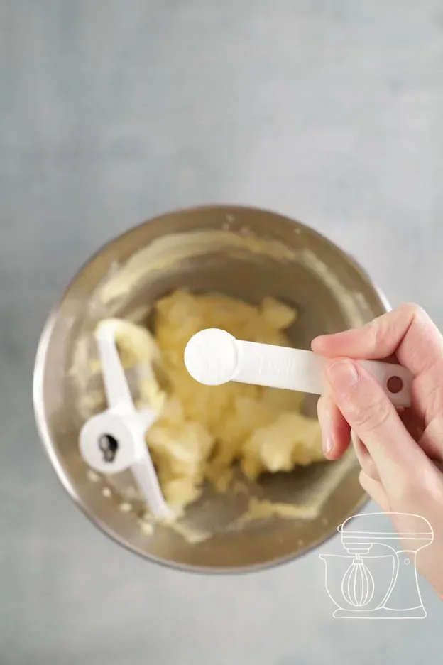 Salz mit dem Messlöffel dazugeben