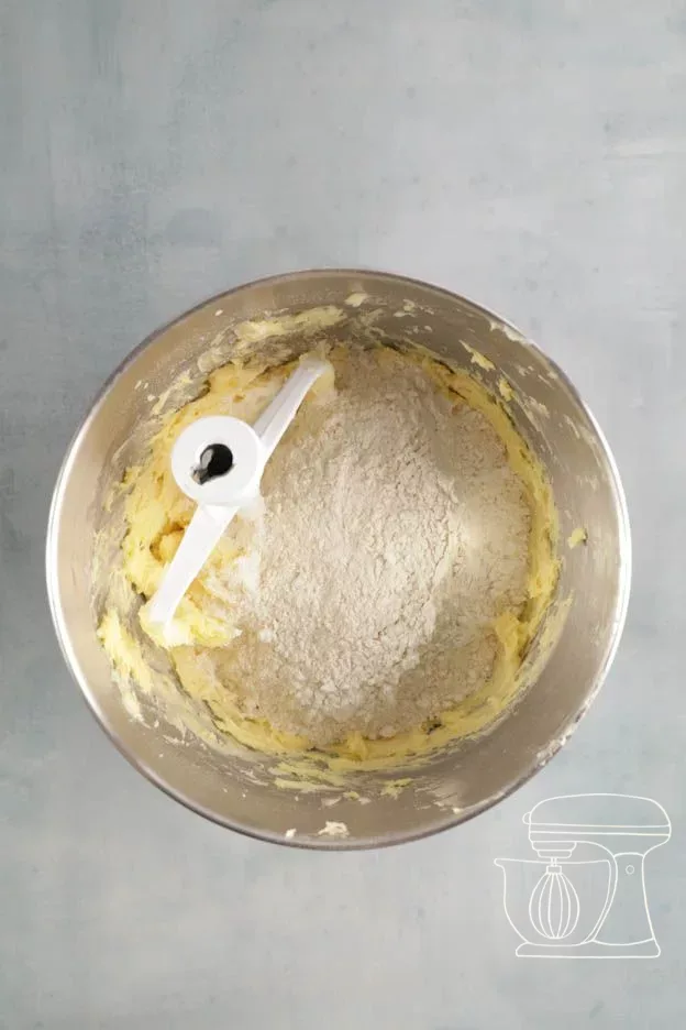 Mehl in die Schüssel geben