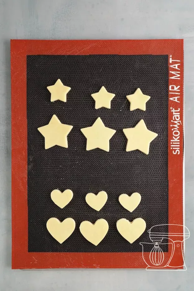 Sterne und Herzen auf der Backmatte