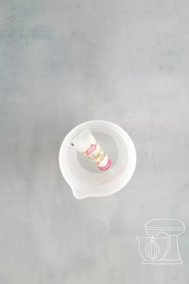 Schokoladenstift im heissen Wasser