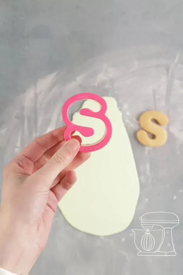 Fondant-Buchstaben ausstechen