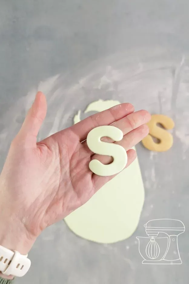 Ausgestochener Fondant-Buchstabe