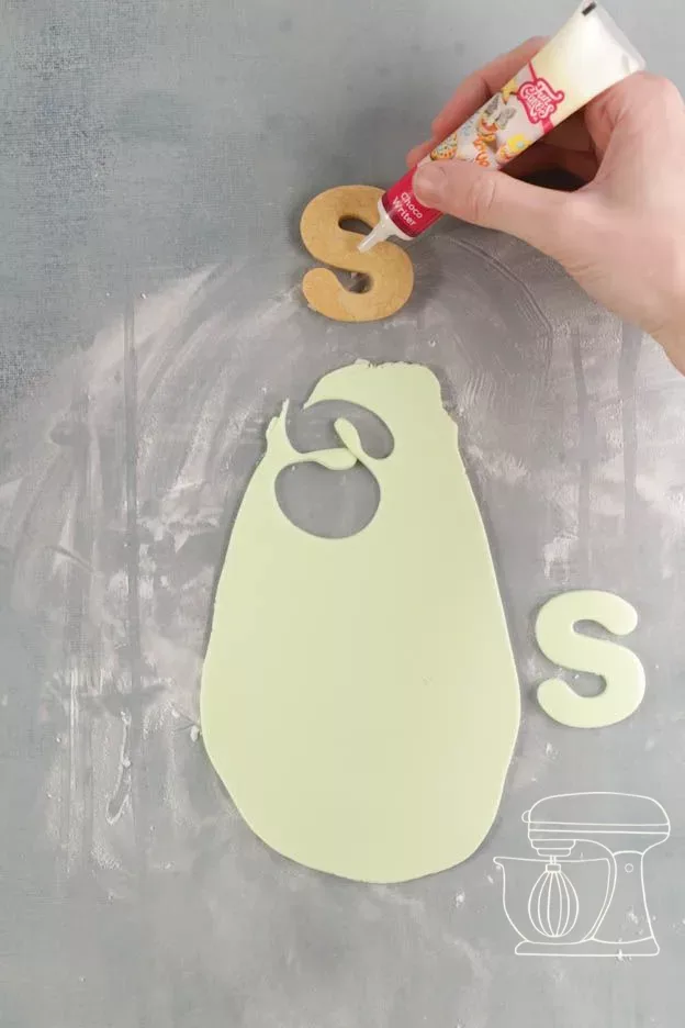 Schokolade auf das Guetzli streichen