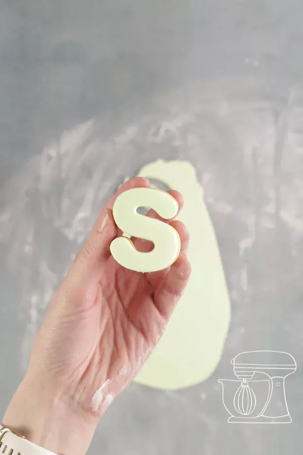 Fertiger Buchstabe mit Fondant