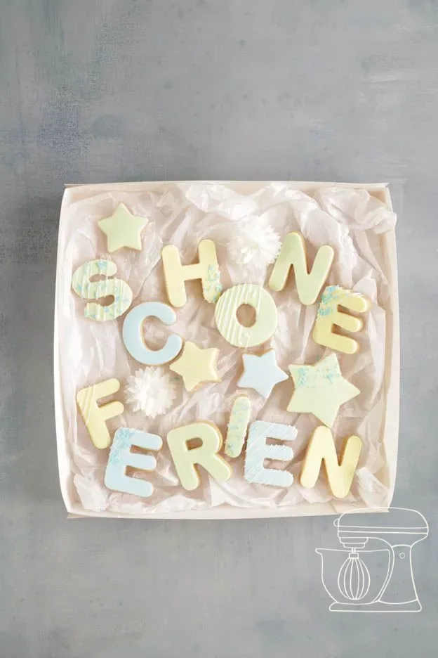 Guetzli in der Schachtel mit Seidenpapier