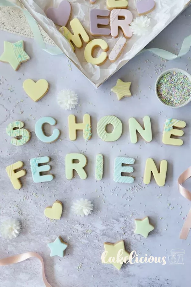 Guetzli-Buchstaben mit Sternen und Herzen ausgelegt