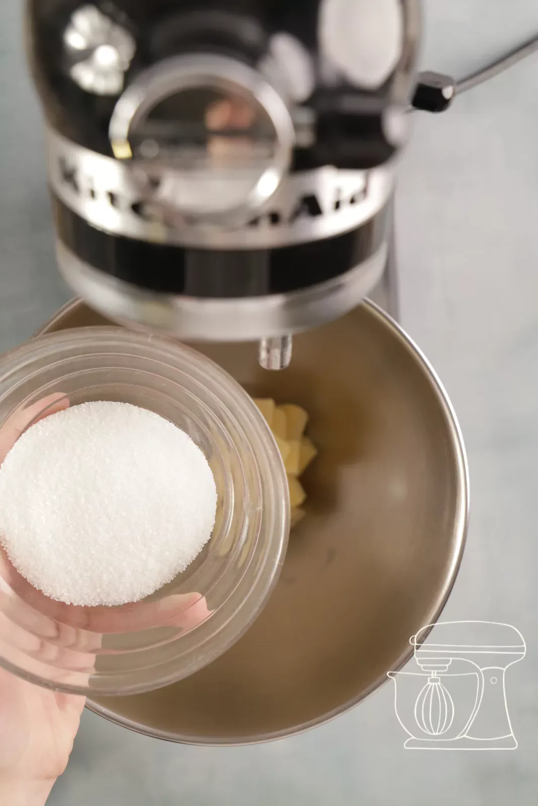 Butter und Zucker in der Rührschüssel der Küchenmaschine